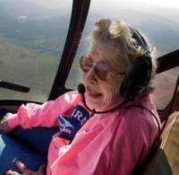 99-летняя Дорис Локнесс поднялась в небо в качестве пилота