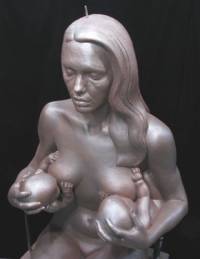 Кормящая грудью Анджелина Джоли