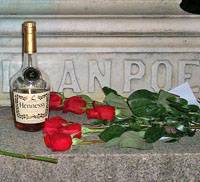 Коньяк и розы на могиле писателя