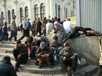 Сегодня в Петербурге бомжи получат мандарины и консервы
