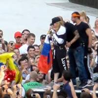 Скандал в Киеве: Мадонна перепутала российский и украинский флаги