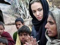 Анджелина Джоли во время одной из поездок в Афганистан беседует с местными жителями