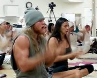 Деми Мур и Уилл Ханниган на тренировке по йоге
