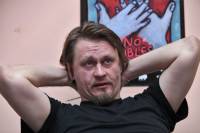 На Тауэрском мосту Лондона арт-группа «Война» повесила портрет Воротникова
