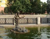 В центре Москвы психически больной мужчина пытался совершить суицид, забравшись на статую