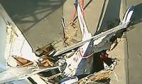 В США самолет рухнул на крышу жилого дома. Видео