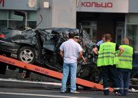 В Москве Mercedes на большой скорости протаранил автокран, есть пострадавшие