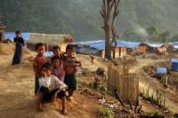 Сотни китайцев заблокированы на границе с Мьянмой