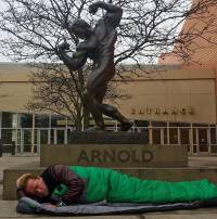Фото спящего у собственного памятника Арнольда Шварценеггера, покорило пользователей соцсетей