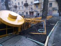 В центре Воронежа около жилого дома упал строительный кран