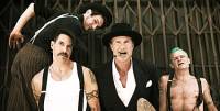 Группа Red Hot Chili Peppers поужинала в компании певицы Глюкозы