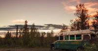 На Аляске спасен турист, забравшийся в культовый ржавый автобус