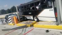 В Мексике полицейский автобус спровоцировал крупное ДТП