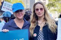 Беременная Дженнифер Лоуренс приняла участие в митинге за право на аборт