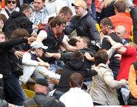 СМИ: Футбольные фанаты устроили массовую драку в Москве