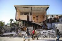 В Гаити число жертв землетрясения превысило триста человек