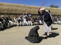 В Афганистане пару наказали плетьми за связь вне брака