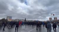 На западе Казахстана полиция начала окружать протестующих