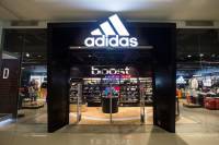 Adidas приостанавливает работу магазинов в России