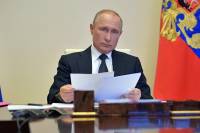 Путин: Семьи погибших на Украине военных дополнительно получат по 5 млн рублей